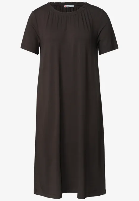 Ein schlichtes, knielanges schwarzes T-Shirt-Kleid mit rundem Ausschnitt und kurzen Ärmeln.