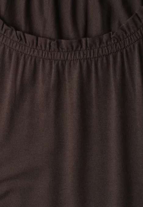 Braunes Shirt aus weichem Stoff mit elastischem Rundhalsausschnitt.