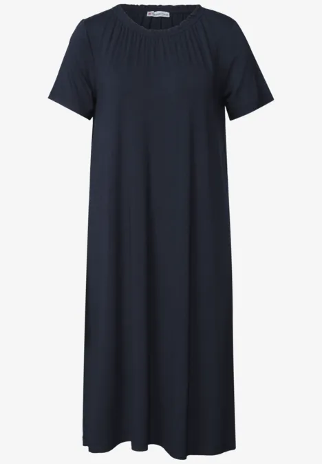 Schlichtes dunkelblaues Midikleid mit kurzen Ärmeln und gerafftem Rundhalsausschnitt.