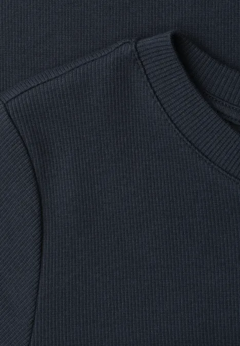 Nahaufnahme eines dunkelblauen, gerippten Pullovers am Halsausschnitt