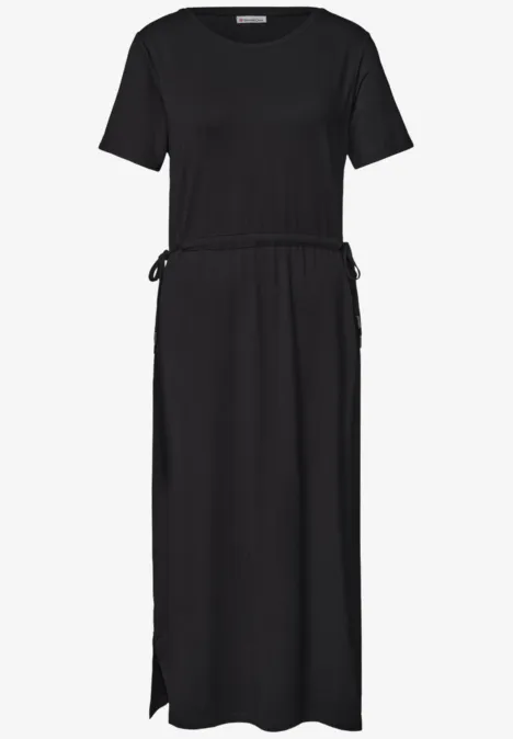 Robe longue noire à manches courtes, col rond, lien à la taille et fente latérale sur l’ourlet