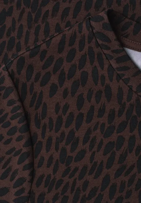 Brauner Stoff mit schwarzem, unregelmäßigem Tropfenmuster, wirkt wie ein Pullover oder Hoodie.