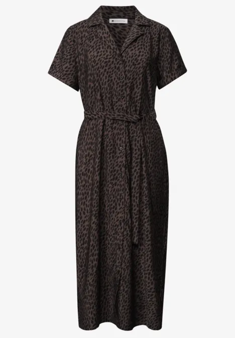 Schwarzes Midi-Hemdkleid mit Leoprint, kurzen Ärmeln, Taillengürtel und Reverskragen.