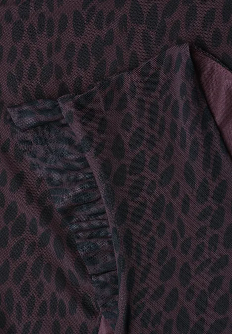 Robe mi-longue en mesh avec imprimé rustic rouge Nahaufnahme eines bordeauxfarbenen Stoffes mit schwarzem Blattmuster und geraffter Tasche.
