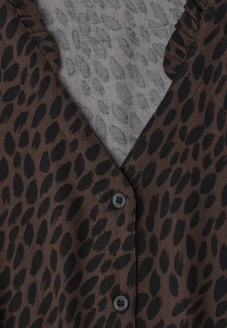 Chemisier marron à motif léopard noir, intérieur gris, boutonné devant.