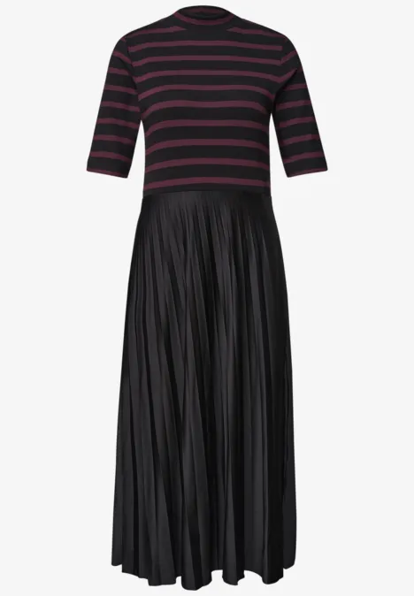 Schwarzes Midikleid mit halblangen Ärmeln, roten Streifen am Oberteil und plissiertem Rock.