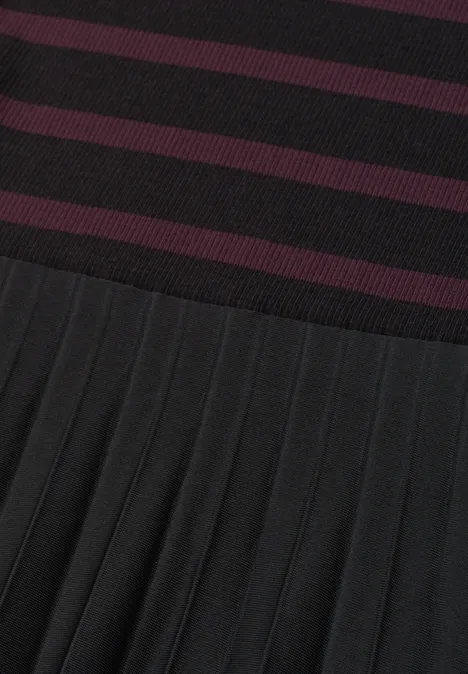 Close-up van kleding met zwarte plissé onderaan en bordeaux-zwart gestreepte band bovenaan.