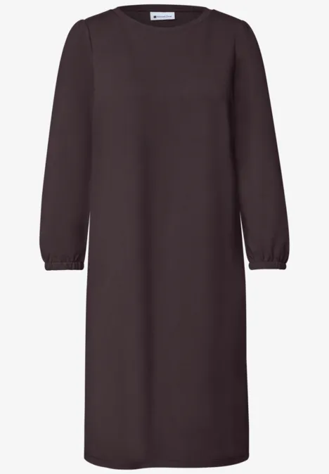 Schlichtes, knielanges dunkelbraunes Kleid mit Rundhalsausschnitt und langen Ärmeln.