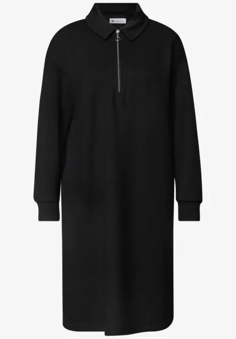 Schwarzes Midikleid aus Sweatstoff mit Halb-Reißverschluss, Stehkragen und langen Ärmeln.
