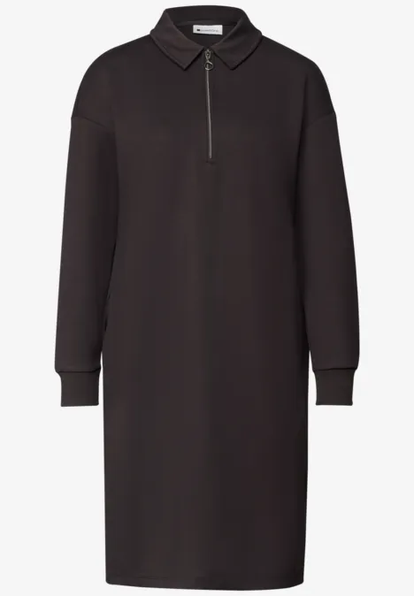 Robe polo noire à manches longues avec fermeture éclair au col et poignets côtelés.