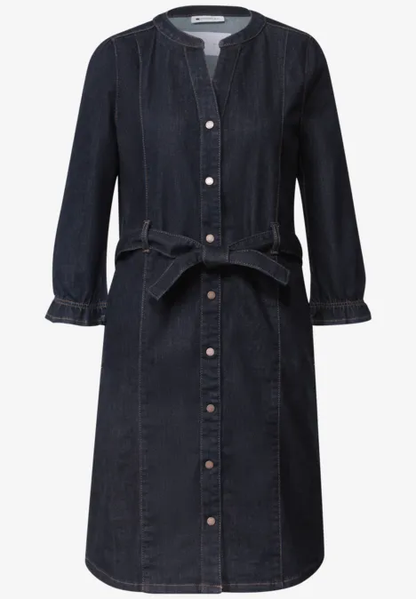Knielanges Denim Kleid mit Gürtel Rinse Soft Wash Dunkelblaues Jeanskleid mit Knopfleiste, 3/4-Ärmeln, Taillengürtel und rundem Ausschnitt.
