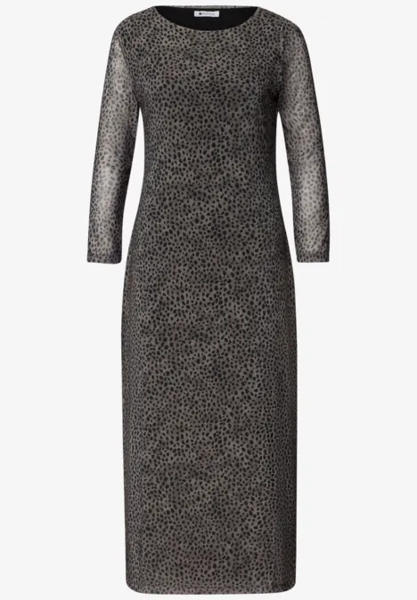 Elegantes, knielanges Kleid mit 3/4-Ärmeln und feinem Leopardenmuster, figurbetont und zeitlos.