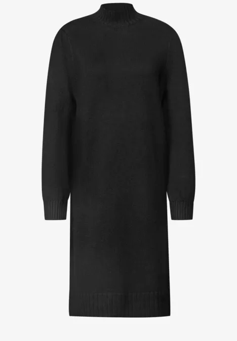 Robe pull noire en maille, manches longues et col montant, longueur genou.