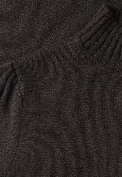Pull en maille marron foncé à col montant côtelé et épaules discrètes