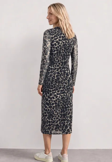 Midikleid mit Boat Neck und Leo-Print Black Frau in langärmligem, tailliertem Midikleid mit Leo-Print, Seiten-/Rückansicht.