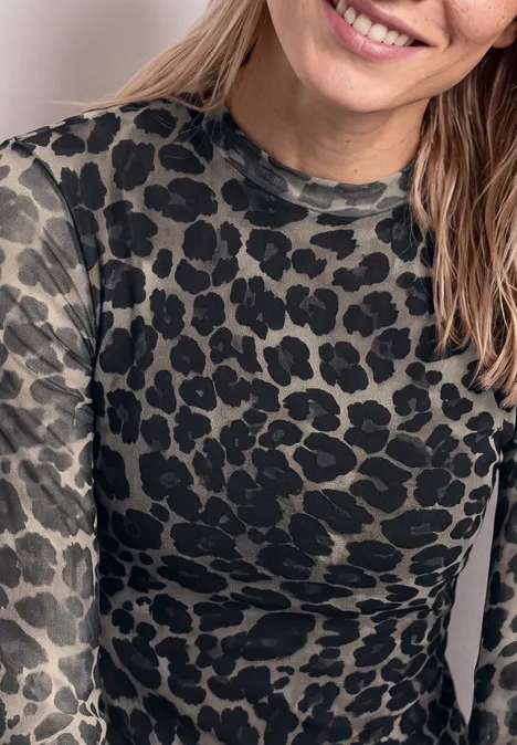 Midikleid mit Boat Neck und Leo-Print Black Blonde Frau lächelt, trägt eng anliegendes Oberteil mit grauem Leopardenmuster.