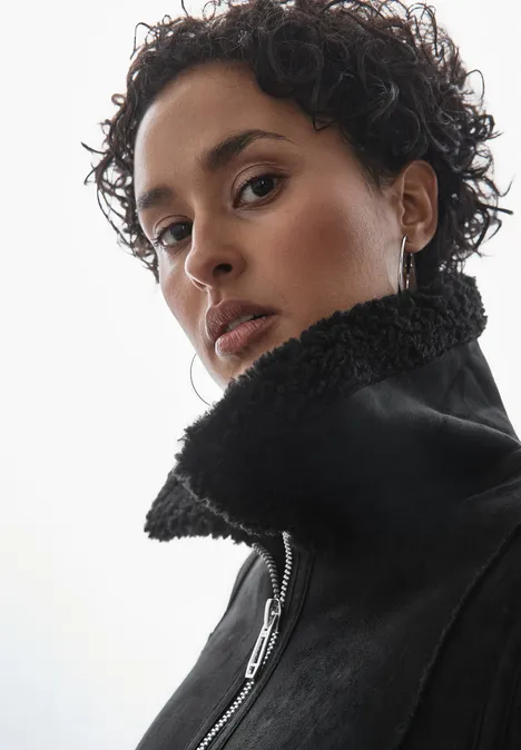 Kurze Jacke mit Teddy-Fell Black