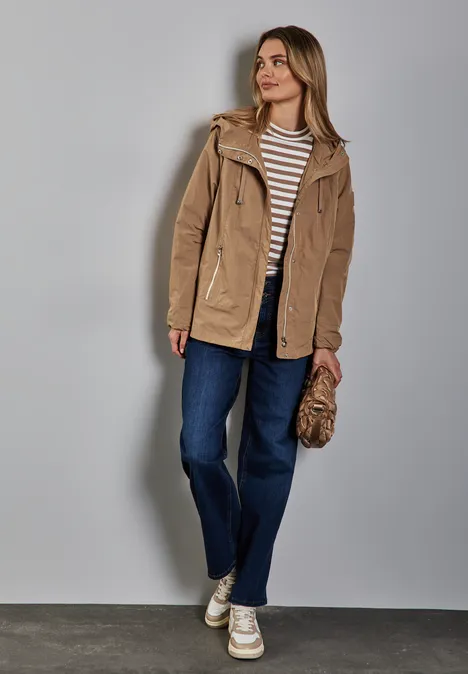 Moderner Windbreaker creamy brown