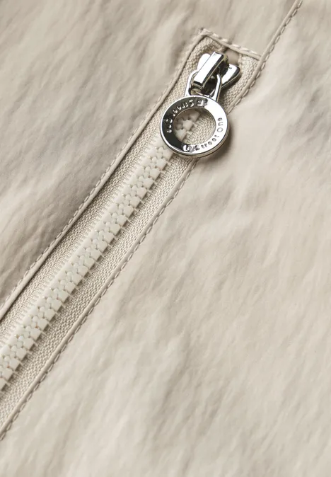 Moderner Windbreaker pearly sand