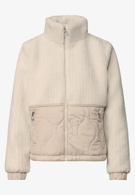 Teddyjas met softshell-details Soft Fawn Beige Beige Fleecejacke mit Stehkragen, durchgehendem Reißverschluss und gesteppter Fronttasche.