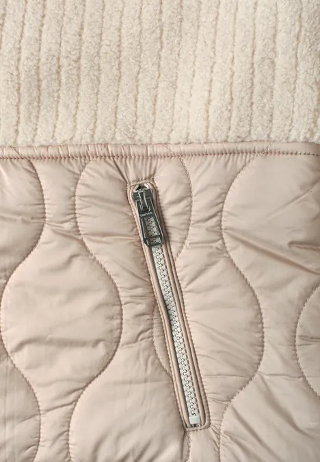 Teddyjas met softshell-details Soft Fawn Beige Beige gesteppte Jacke mit Reißverschlusstasche und Strickbund.