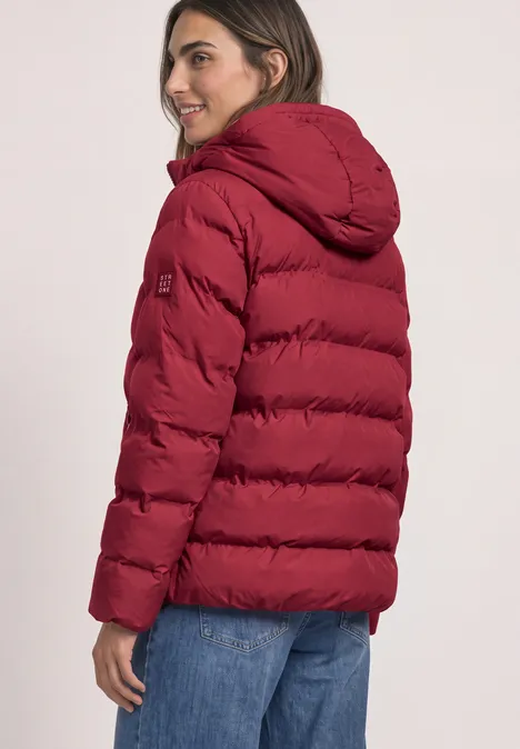 Leichter roter Steppjacke mit Kapuze, getragen von Frau in Rück- und Seitenansicht.