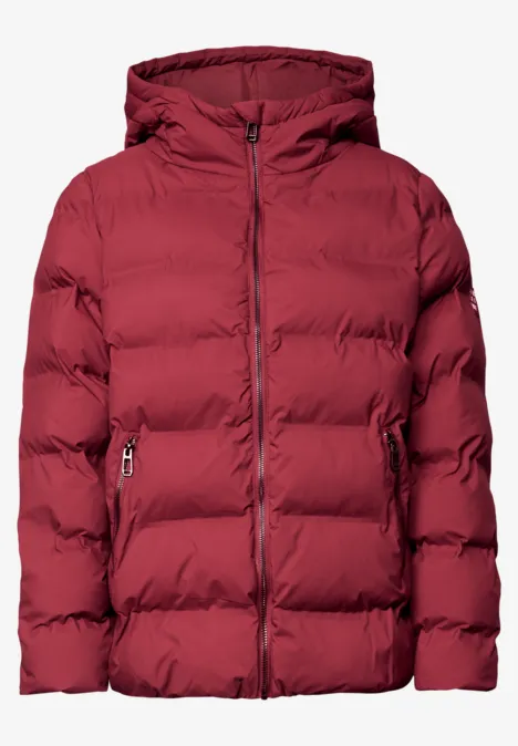 Rote gesteppte Daunenjacke mit Kapuze, Reißverschluss und seitlichen Taschen.