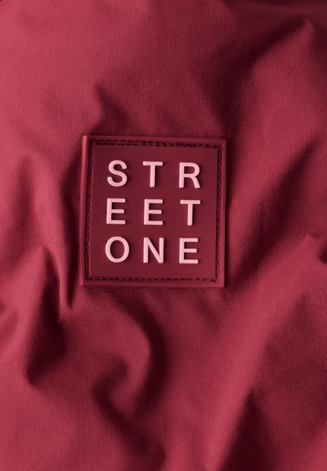 Rotes Textil mit gesticktem 'STREET ONE'-Label.