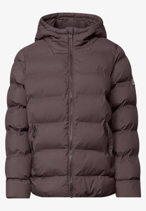 Kurze Jacke mit geklebter Steppung plummy brown Braune, gesteppte Daunenjacke mit Kapuze, durchgehendem Reißverschluss und seitlichen Taschen.