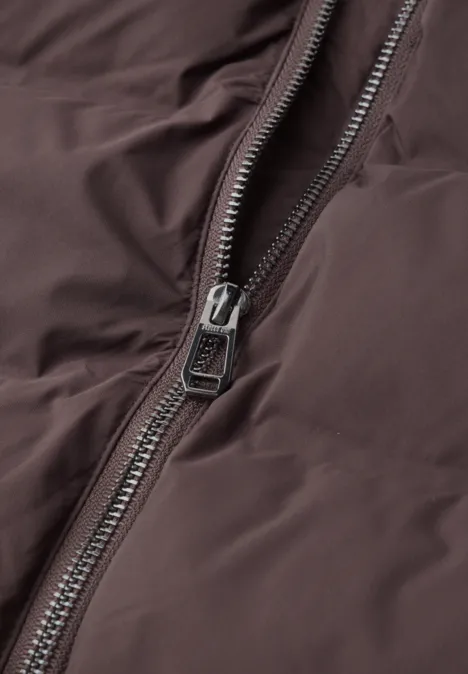 Kurze Jacke mit geklebter Steppung plummy brown Nahaufnahme eines Reißverschlusses an einer braunen Jacke.