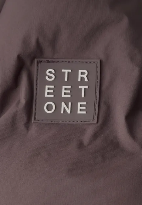 Kurze Jacke mit geklebter Steppung plummy brown Braunes, quadratisches Textillabel mit weißem Schriftzug "STREET ONE" auf Stoff.