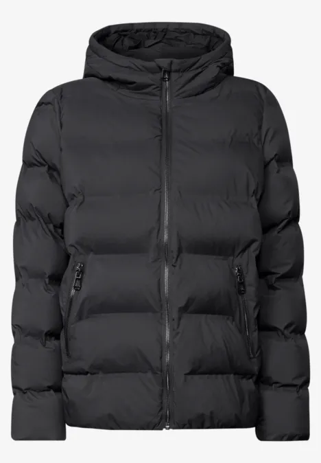 Kurze Jacke mit geklebter Steppung Obsidian Blue Schwarze, gesteppte Steppjacke mit Kapuze und Reißverschluss, zwei Seitentaschen.