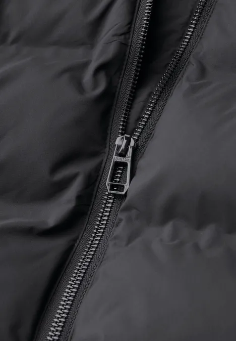 Kurze Jacke mit geklebter Steppung Obsidian Blue Nahaufnahme eines schwarzen Steppjacken-Reißverschlusses mit Metall-Zipper