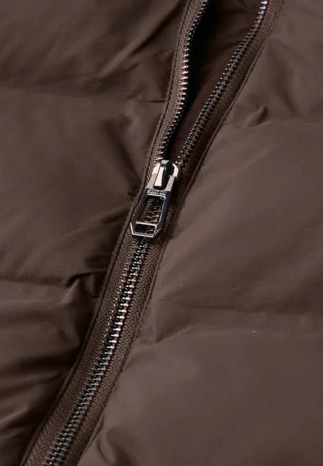 Kurze Jacke mit geklebter Steppung auburn brown Nahaufnahme eines braunen Steppmantels mit silbernem Metallreißverschluss.