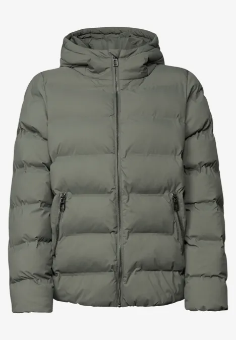 Kurze Jacke mit geklebter Steppung Somber Green Wattierte Kapuzenjacke in Olivgrün mit durchgehendem Reißverschluss und gesteppter Optik.