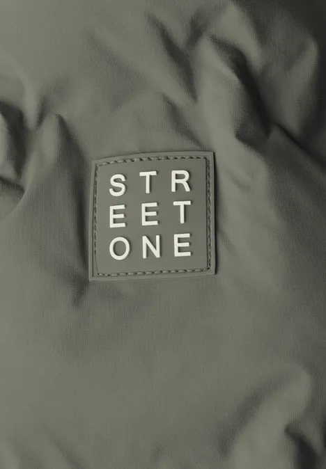 Kurze Jacke mit geklebter Steppung Somber Green Ein olivgrüner Stoffpatch mit der weißen Aufschrift 'STREET ONE' auf einer Jacke.
