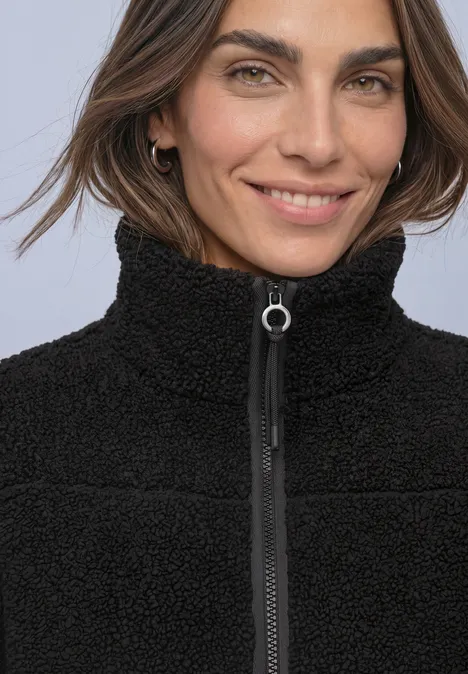 Mantel mit Strukturmix und Stehkragen Black Nahaufnahme einer lächelnden Frau in schwarzer Teddy-Fleecejacke mit Reißverschluss