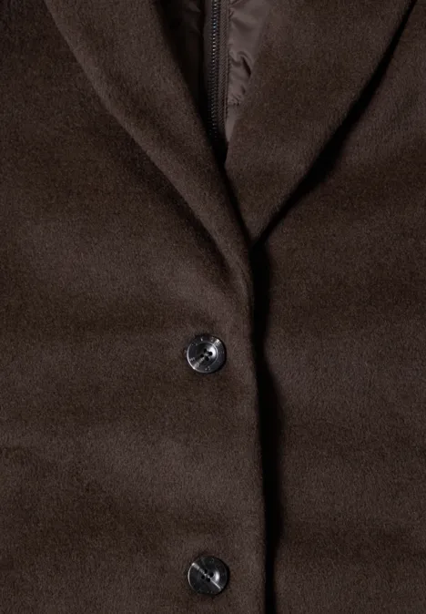Brauner Wollmantel mit Revers und zwei dunklen Knöpfen, Detailansicht.