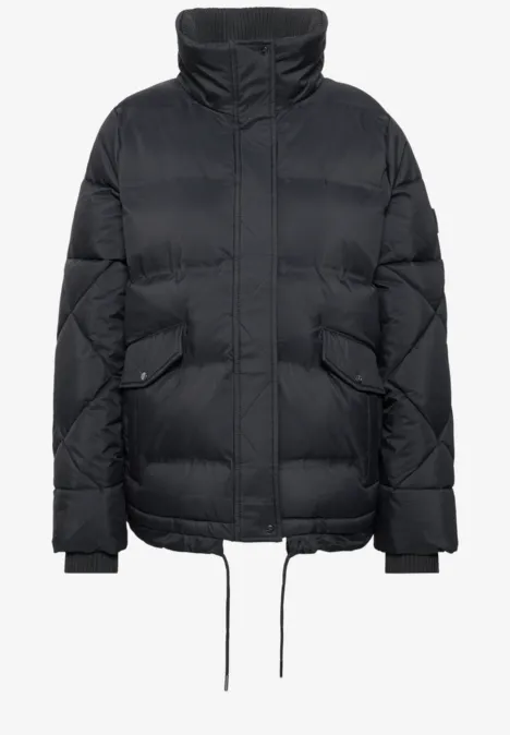 Schwarze Daunenjacke mit hohem Kragen, seitlichen Taschen und Kordelzug am Saum.