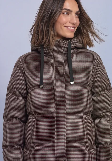 Jacke mit Kapuze und Steppmuster auburn brown Frau in braun kariertem, wattiertem Winterparka mit Kapuze und aufgesetzten Taschen.