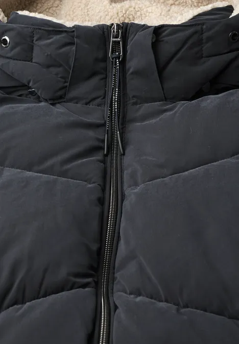 Schwarze gesteppte Winterjacke mit zentralem Reißverschluss, weicher Polsterung und hohem Kragen