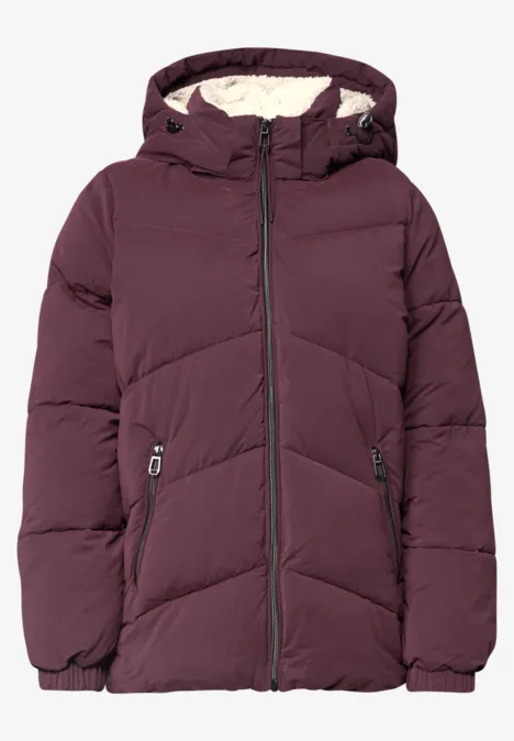 Weiche Steppjacke in Burgundrot mit Kapuze, Reißverschluss und seitlichen Zipper-Taschen.