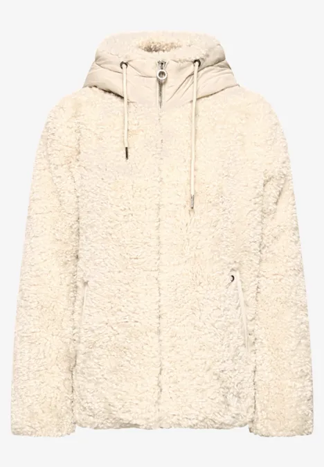 Cremefarbene Teddy-Fleece-Jacke mit Kapuze, Reißverschlusstaschen und flauschiger Textur.