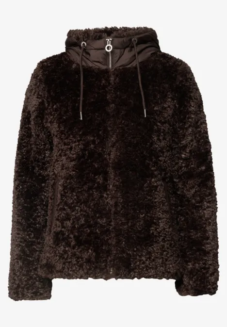 Dunkelbraunes, flauschiges Kapuzenpullover mit Tunnelzug, weiche Teddyfell-Optik.