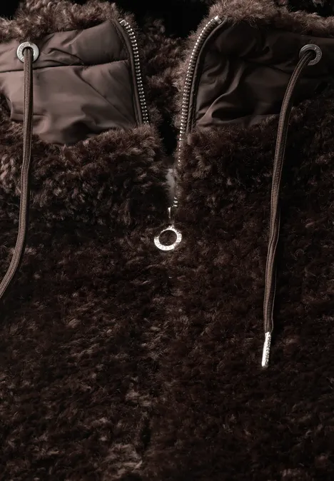 Dunkelbraune, flauschige Fleecejacke mit kurzem Reißverschluss, ringförmigem Zipper und Kordeln am Kragen.