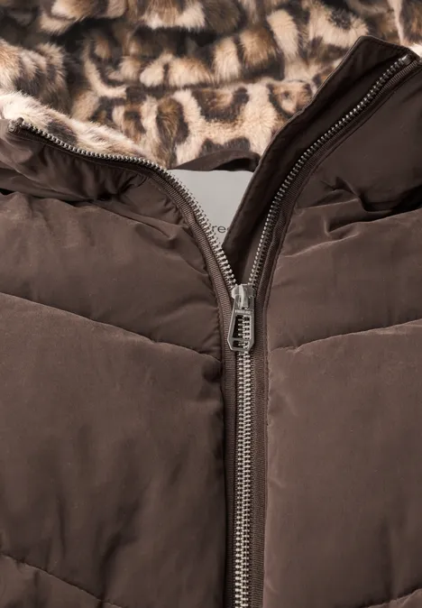 Braune gesteppte Winterjacke mit silbernem Reißverschluss und innenliegendem Leopardenmuster-Futter.