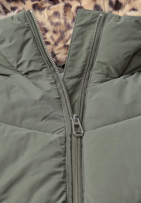 Gevoerde parka met nepbont in luipaardprint Somber Green Grüne Steppjacke mit offenem Zwei-Wege-Reißverschluss auf Leopardenfell-Hintergrund.