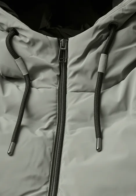 Veste matelassée à capuche et détails zippés Fresh Sage Veste grise avec fermeture éclair centrale et cordons à la capuche