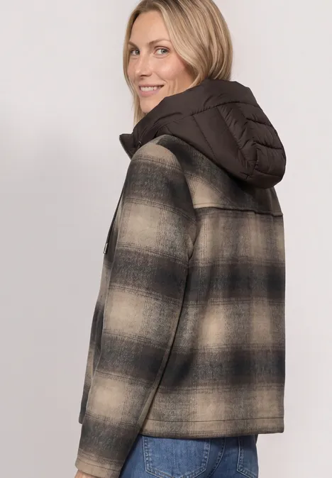 Jacke mit Wollanteil und abnehmbarer Kapuze auburn brown Frau in karierter Jacke mit gestepptem Kapuzeneinsatz, Blick über die Schulter