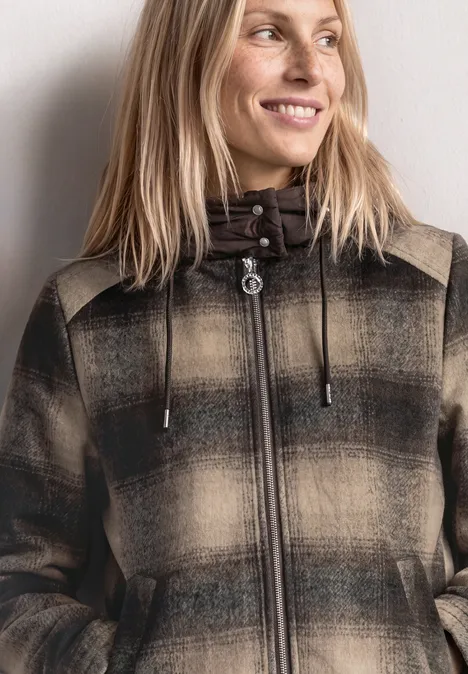 Jacke mit Wollanteil und abnehmbarer Kapuze auburn brown Fröhliche Frau mit blondem Haar trägt karierten Mantel mit Kapuze und lächelt seitlich.